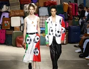 Moschino SS25: Những rung cảm được đánh thức tại chân trời mới