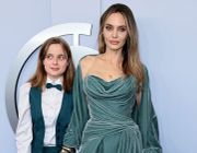 Angelina Jolie đưa con gái út Vivienne lên thảm đỏ lễ trao giải Tony