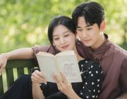 Kim Ji Won rất xinh ở fan meeting nhưng dân tình lại soi chi tiết liên quan đến Kim Soo Hyun