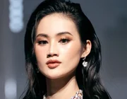 Tái xuất sàn diễn sau khi du học Úc, Hoa hậu Ý Nhi đã được giao ngay vai trò quan trọng, sánh bước cùng Nam vương Thế giới 2019