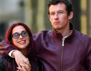 Yêu như Dua Lipa và Callum Turner