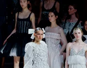 CHANEL FW24 HC: Vẻ đẹp của thời trang cao cấp qua vở Opera tại nhà hát Paris thế kỷ 19
