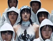 LISA TRỞ LẠI VỚI MV “ROCKSTAR”, KHẲNG ĐỊNH VỊ THẾ NGÔI SAO TOÀN CẦU QUA TRANG PHỤC MÃN NHÃN