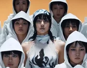 LISA TRỞ LẠI VỚI MV “ROCKSTAR”, KHẲNG ĐỊNH VỊ THẾ NGÔI SAO TOÀN CẦU QUA TRANG PHỤC MÃN NHÃN