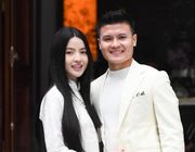 Quang Hải ghi điểm với hành động tinh tế trong lúc đưa bà xã đi sinh