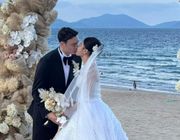 Thủ môn Đặng Văn Lâm và bà xã nói lời thề nguyện trong hôn lễ