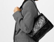 Giới trẻ Trung Quốc cuồng túi Gucci, giày Maison Margiela
