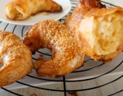 Cả thế giới phát sốt với trào lưu làm bánh Croissant bằng bánh tráng Việt Nam