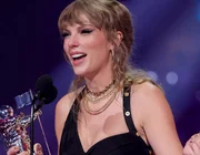 Phong cách "giàu kín, sang ngầm" của Taylor Swift nhìn qua 2 món đồ nhỏ