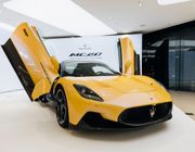 Lương Bằng Quang và Ngân 98 tậu xế Maserati MC20 Cielo đầu tiên tại Việt Nam