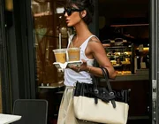 Quần be và áo ba lỗ trắng, vẻ ngoài “Easy looking-rich” nở rộ trong giới thượng lưu Mỹ?