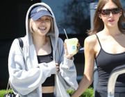 Lisa x Rosalía, Rosé x SimiHaze biến phố xá Mỹ thành sàn diễn thời trang