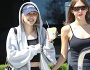 Lisa x Rosalía, Rosé x SimiHaze biến phố xá Mỹ thành sàn diễn thời trang