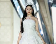 Lọ Lem "xé truyện bước ra", lần đầu catwalk trong show diễn của NTK Chung Thanh Phong