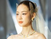 1 NTK Việt "chơi lớn" khi đưa trang sức kim cương hàng chục tỷ đồng vào show diễn, chế tác giới hạn cho mẫu váy cưới "thần tiên"