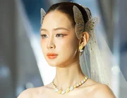 1 NTK Việt "chơi lớn" khi đưa trang sức kim cương hàng chục tỷ đồng vào show diễn, chế tác giới hạn cho mẫu váy cưới "thần tiên"