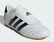 Soi tủ đồ sao từ trong nước đến quốc tế: Bật mí đôi giày adidas được Jennie lẫn Mono ưu ái