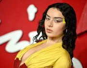 Charli XCX mang năng lượng Brat Girl vào chiến dịch H&M sắp ra mắt