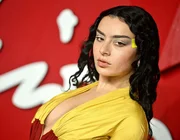 Charli XCX mang năng lượng Brat Girl vào chiến dịch H&M sắp ra mắt