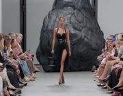 Michael Kors SS25: 35 năm tay nghề thủ công và kỹ nghệ tinh xảo của nước Ý