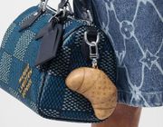 Hài hước như Louis Vuitton với BST charm hình thù độc đáo, từ bánh sừng bò đến đàn guitar