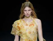 Versace Spring 2025 – Niềm vui của những năm 90