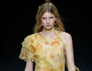 Versace Spring 2025 – Niềm vui của những năm 90