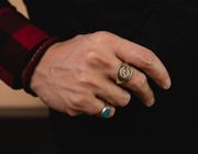 Nhẫn signet: Từ biểu tượng quyền lực đến phụ kiện cá tính