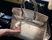Hermès "bạch tạng" được làm kỳ công đến mức nào mà được coi là "chén thánh" giới sưu tập, có tiền không chắc mua được?