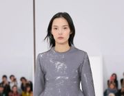 Loewe SS25 RTW: Jonathan Anderson tái hiện thế kỷ 19 của Loewe