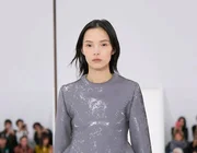 Loewe SS25 RTW: Jonathan Anderson tái hiện thế kỷ 19 của Loewe