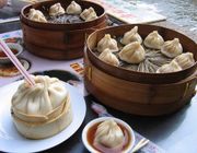 Du lịch Thượng Hải xếp hàng ăn bánh bao bằng ống hút