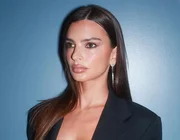 Emily Ratajkowski, Bella Hadid mê chung một dòng trang sức