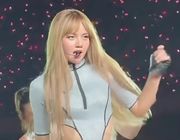 Lisa lại gây bàn luận