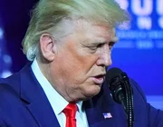 Tổng thống Trump quảng cáo đồng hồ Trung Quốc