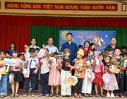 Harper’s Bazaar vui tết đoàn viên với trẻ em trường tiểu học Lộc Thành B