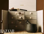 Hộp quà Trung Thu 2025 của LOEWE kể chuyện thỏ ngọc giã thuốc