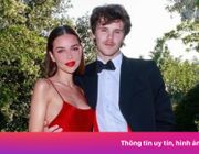 Con trai Beckham đắm đuối hôn bạn gái hơn 10 tuổi