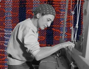 Anni Albers: Dệt nghệ thuật từ những sợi chỉ phiêu du