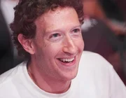 Mark Zuckerberg diện 3 đồng hồ xa xỉ chỉ với 1 áo phông trắng