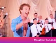 Tỷ phú Mark Zuckerberg diện trang phục táo bạo