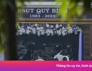 Khán giả đội nắng đến viếng diễn viên Quý Bình