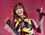 Chiếc quần cắt xẻ khiến Lisa bị chỉ trích