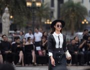 Nguyễn Cao Minh Anh catwalk cầu thang “xịn” hơn siêu mẫu