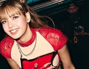 Chuỗi váy áo hở bạo gây tranh cãi của Lisa