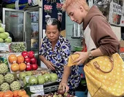 Không chỉ mỗi Sơn Tùng M-TP dùng túi Louis Vuitton đựng trái cây