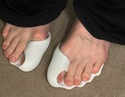 Sneaker hở 4 ngón chân giá 14 triệu đồng gây tranh cãi