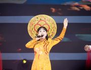 Trang Nhung duyên dáng áo dài hội ngộ dàn nghệ sĩ tại chương trình Vesak Rạng Ngời