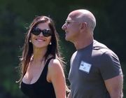 Lauren Sánchez và Jeff Bezos tình tứ tại 'trại hè tỷ phú'