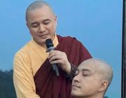 Tuấn Hưng cạo trọc đầu